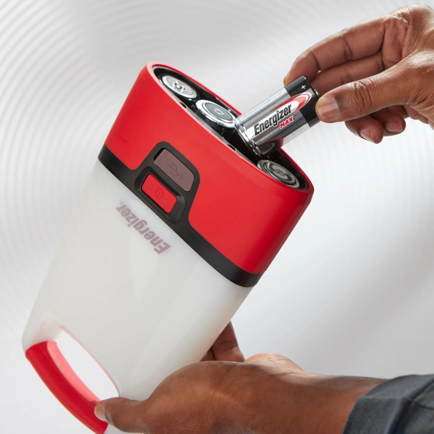 Energizer Max D Mono Batterie, 4er-Pack, wird in eine rote Laterne eingesetzt.