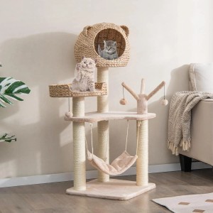 Costway Katzenbaum mit Katzenhaus, Hängematte und Kratzstämmen. Zwei Katzen nutzen den beigen Kratzbaum.