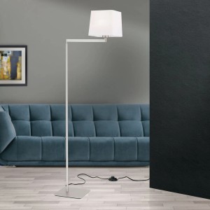 Moderne Orion Stehleuchte Carlton mit Textilschirm, satiniertem Metallfuß und schwenkbarem Arm.