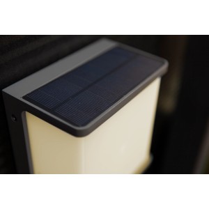 Anthrazitfarbene Lutec Solar-LED-Wandleuchte Doblo mit Bewegungsmelder, 1.000 Lumen.