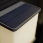 Anthrazitfarbene Lutec Solar-LED-Wandleuchte Doblo mit Bewegungsmelder, 1.000 Lumen.