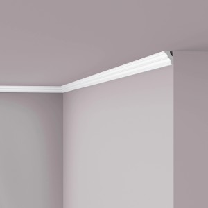 Weiße NOEL & MARQUET Eckleiste NOMASTYL E (200cm) an Wand und Decke.