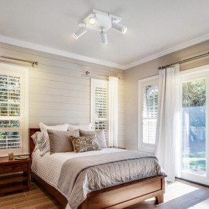Weißer ZMH Deckenstrahler mit 4 schwenkbaren GU10 Spots aus Metall, beleuchtet ein Schlafzimmer. Moderne Leuchte.
