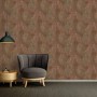 Braune Vliestapete mit goldenen Blättern im Wohnzimmer. Dekorative Tapete mit Muster in Rostoptik.