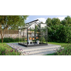 Schwarzes Vitavia Gewächshaus Triton 3800 ESG mit Zubehör im Garten.