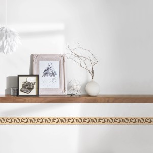 Selbstklebende Tapetenbordüre im mediterranen Stil in Terracotta und Rot mit Ornamenten.