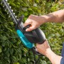 Gardena Elektro-Heckenschere EasyCut 420/45 im Einsatz beim Heckenschnitt.
