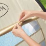 Bestway LAY-Z-SPA Sonnenschutzdach, beige, mit Netzfenster und Händen beim Befestigen.