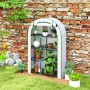 Weißes Furnicato Mini-Gewächshaus, 4-stufig mit Pflanzen auf Drahtregalen im Garten.