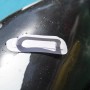 Detailaufnahme: Schwarzer Bestway Jumbo Wal Schwimmtier mit Haltegriff im Wasser.