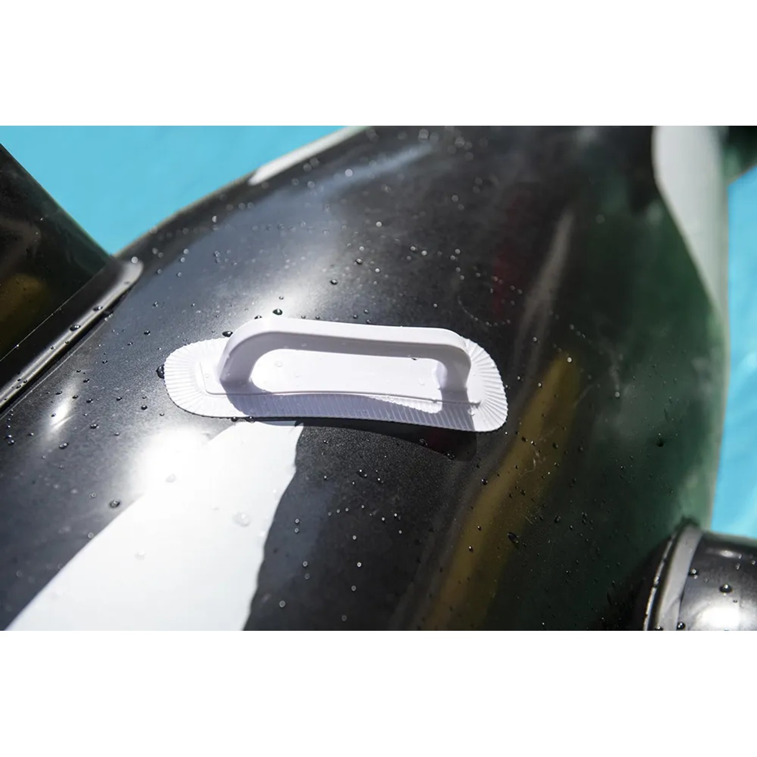 Detailaufnahme: Schwarzer Bestway Jumbo Wal Schwimmtier mit Haltegriff im Wasser.