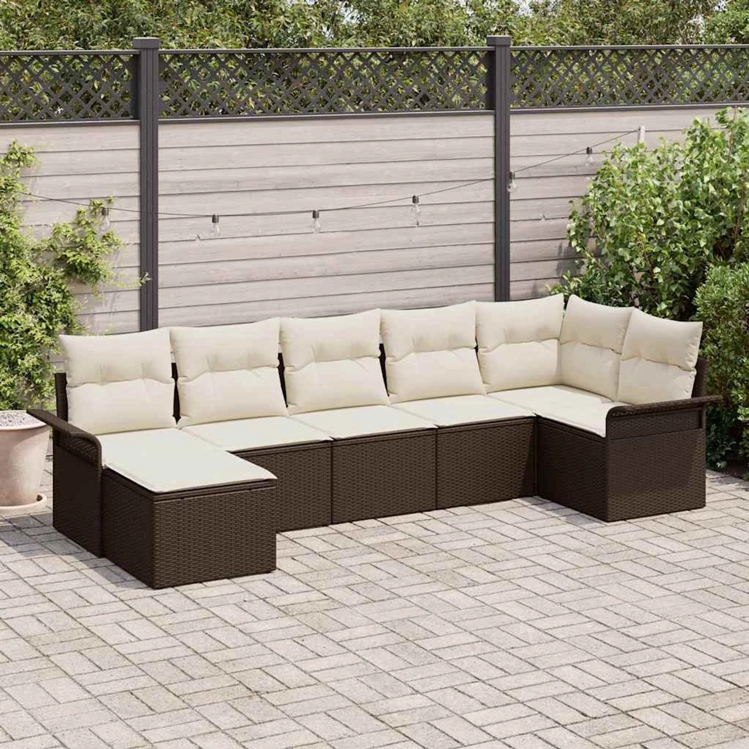 Braunes 7-teiliges vidaXL Garten-Sofa-Set aus Poly Rattan mit beigen Kissen.
