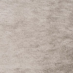 Nahaufnahme des weichen, taupefarbenen Art Universe Teppichs mit hohem Flor, zeigt gemütliche Textur.