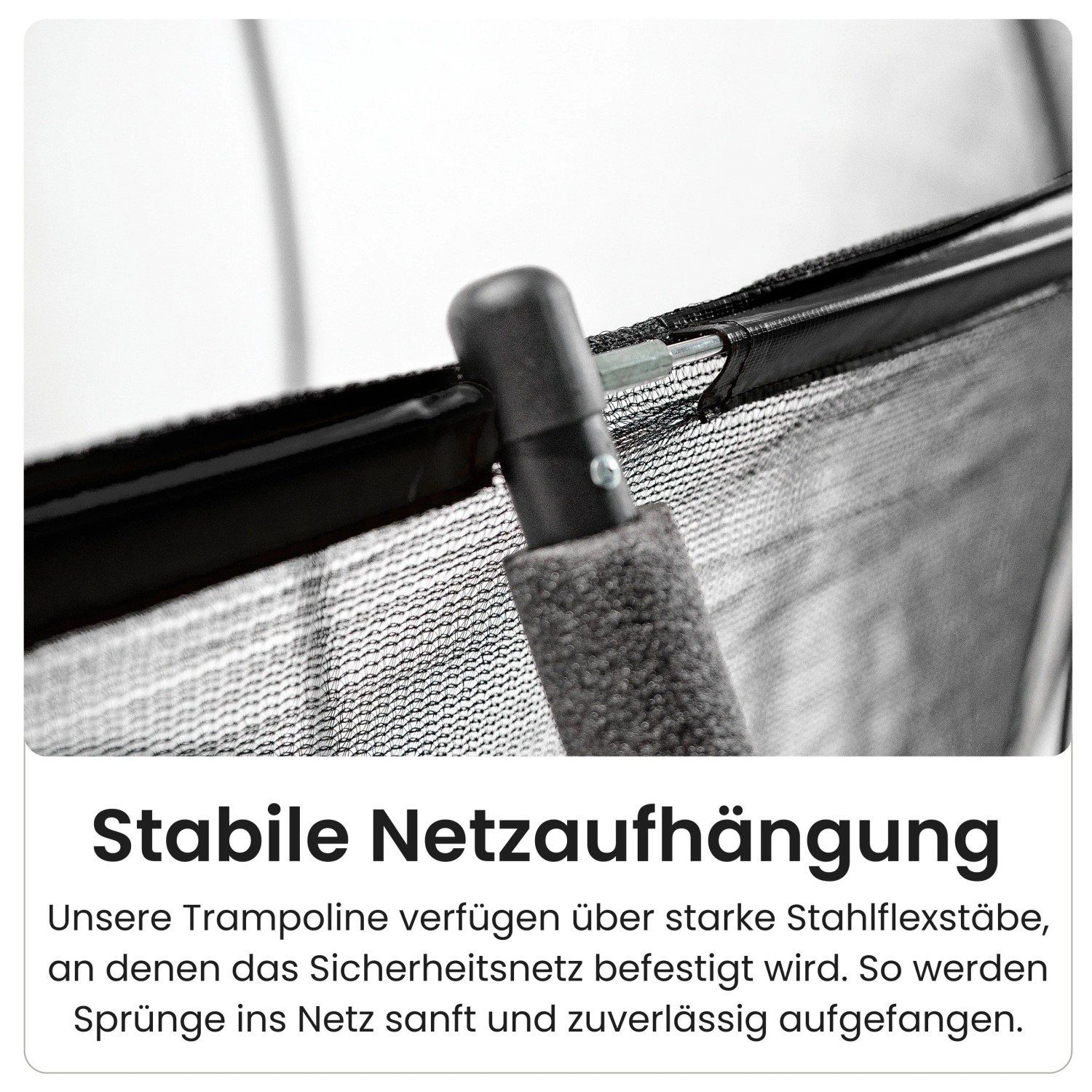 Detailaufnahme der Netzaufhängung eines Zero Gravity Trampolins mit Stahlflexstäben.