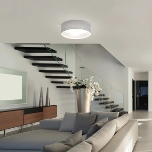 Grau-weiße Fischer & Honsel Deckenleuchte Maat, 3-flammig, Stoffschirm, im Wohnraum.