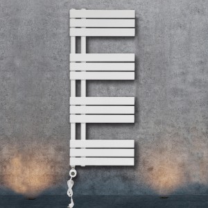 Weißer, elektrischer Badheizkörper Limburg, 700 W, 120x50 cm, an grauer Wand montiert.