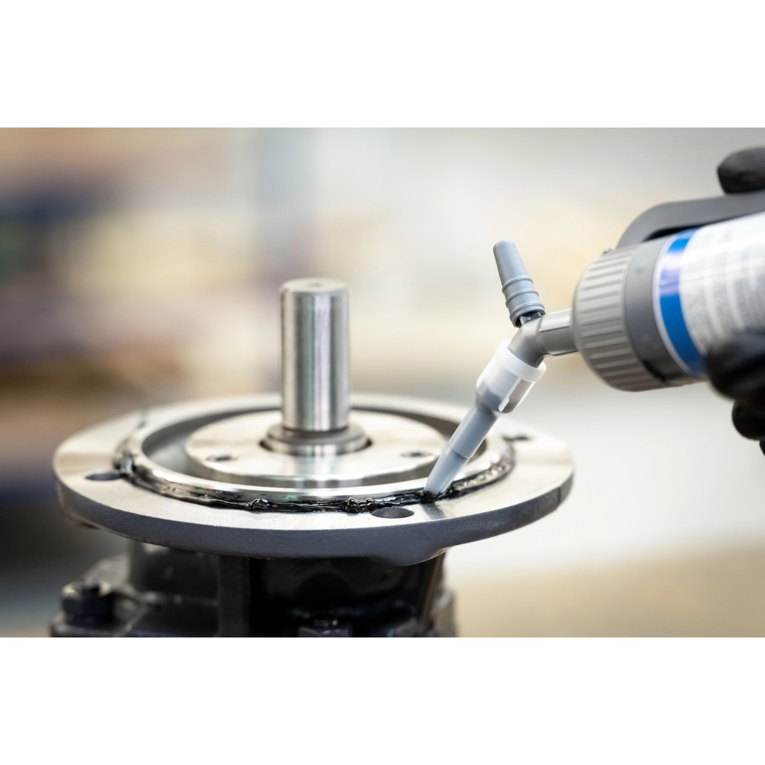 Anwendung von WEICON Black-Seal Dichtmasse (200ml) auf einem Metallteil. Öl- und fettbeständige Dichtung.