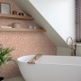 ESTAhome Vliestapete mit Blumenmuster in Terrakottarosa, an einer Badezimmerwand hinter einer weißen Badewanne.