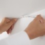 Anbringen eines flexiblen WiZ LED Strips (Tunable White & Color) an einer Wand.