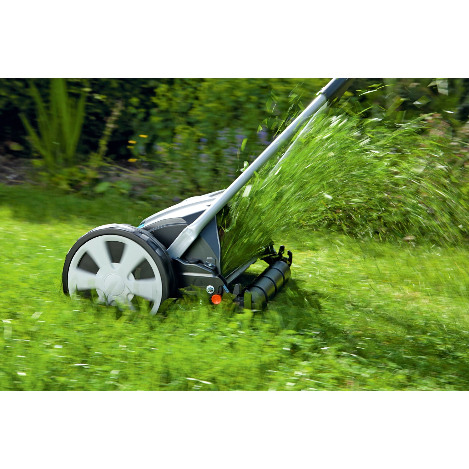 Gardena Comfort Spindelmäher 400 C in Aktion: Rasenpflege mit berührungsloser Schneidtechnik.