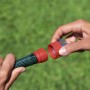 Gartenschlauch-Verbinder wird zusammengesteckt für Wassersprinkler und Spiele.