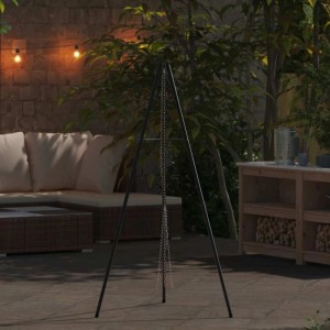 Schwarzes Stahl Lagerfeuer Stativ mit Ketten auf einer Terrasse. Ideal für Outdoor-Kochen und Gartenpartys.
