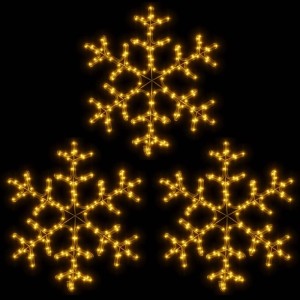 Drei warmweiße LED-Schneeflocken, 59x59 cm, leuchten auf dunklem Hintergrund. Ideal als Weihnachtsdekoration.