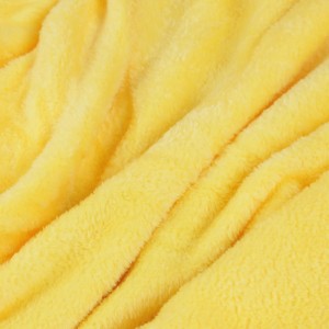 Gelbe Bestlivings Kuscheldecke Celina (80x120cm) aus weichem Polyester, ideal als Sofa- oder Bettdecke.