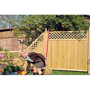 Kesseldruckimprägnierter Sichtschutzzaun Classic mit Rankgitter, 180x180 cm, im Garten.