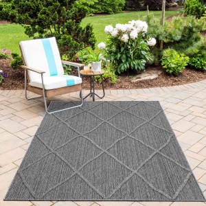 Grauer Ayyildiz Outdoor-Teppich Patara, 80x150 cm, mit Rautenmuster auf Terrasse.
