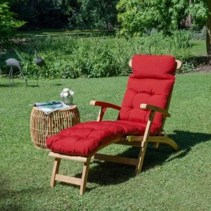 Rote Beautissu Flair DC Deckchairauflage, 10cm dick, gesteppt, auf Holzliegestuhl im Garten. Ideal für Komfort.