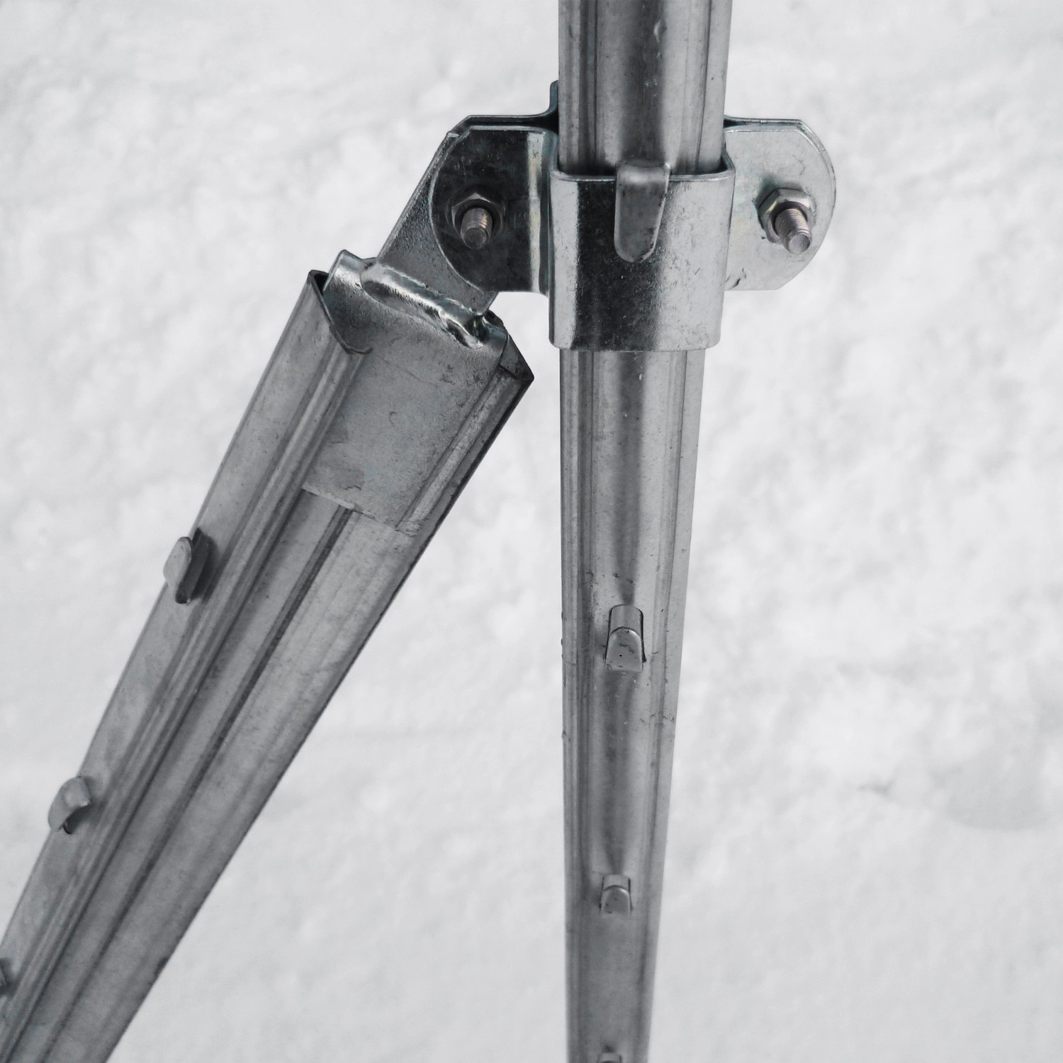 Detailaufnahme: Aquagart Längs-Strebenset Z-Profil zur Stabilisierung von Wildzaun/Forstzaun Pfosten.