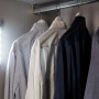 Müller-Licht LED-Unterbauleuchte Falis Weiß mit Sensor im Kleiderschrank.
