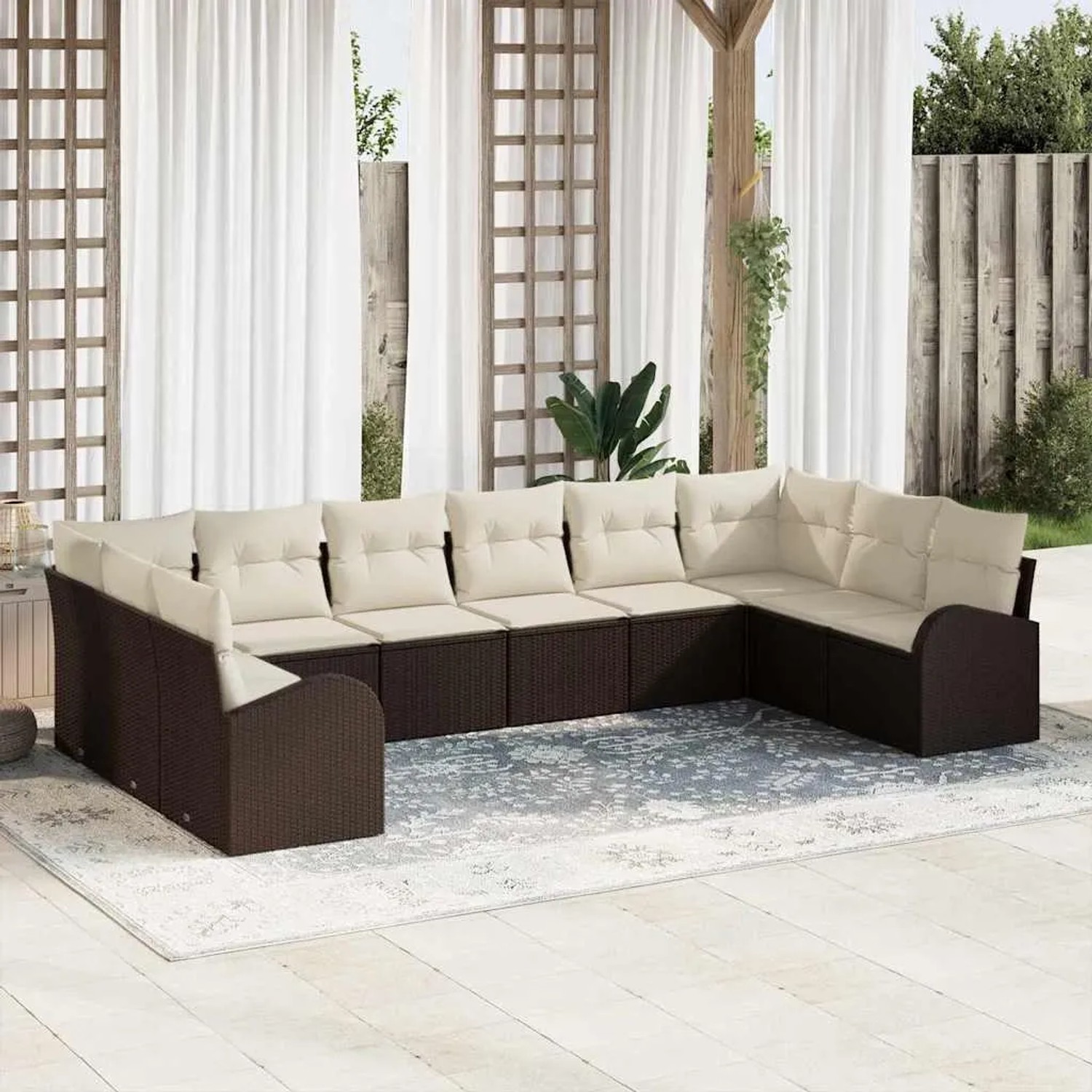 Braunes 10-teiliges vidaXL Garten-Sofa-Set aus Poly Rattan mit beigen Kissen.