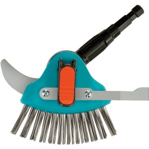 Gardena Combisystem Fugenreiniger 3in1 mit Messer, Bügel und Bürste zur Unkrautentfernung in Pflasterfugen.