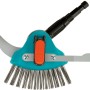Gardena Combisystem Fugenreiniger 3in1 mit Messer, Bügel und Bürste zur Unkrautentfernung in Pflasterfugen.