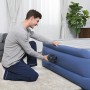 Mann pumpt blaue Luftmatratze mit Bestway PowerTouch Akku-Elektropumpe auf. Camping Zubehör.