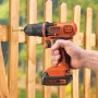 Black+Decker Akku-Bohrschrauber BDCDD18N beim Schrauben in Holzzaun.