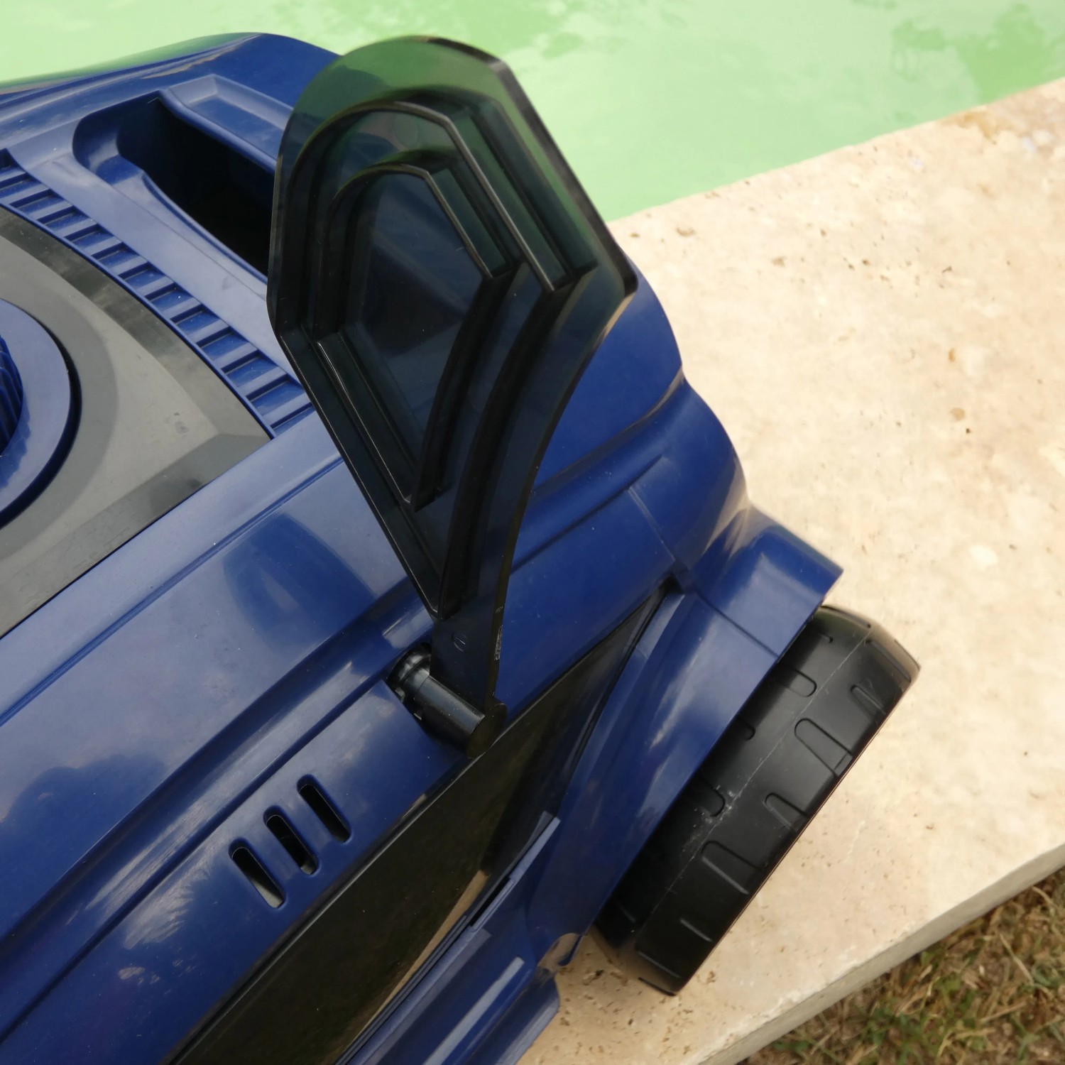 Blau-schwarzer CF Poolroboter CF100CL mit Akku für die Poolreinigung.