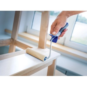 LUX Filzwalze (12 cm) beim Lackieren eines Holzregals.