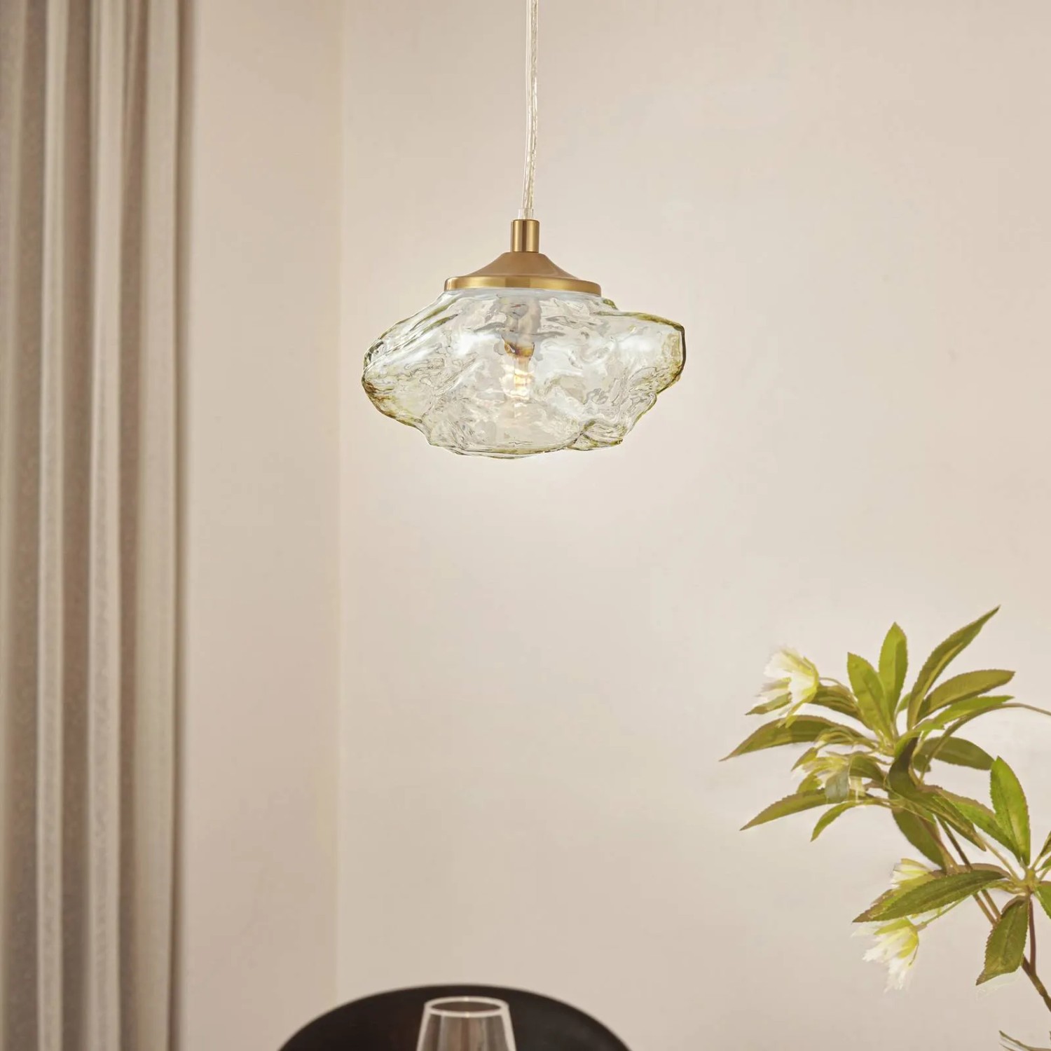 Moderne Lindby Pendelleuchte Piatra, creme Glas, 1-flammig für Wohnzimmer