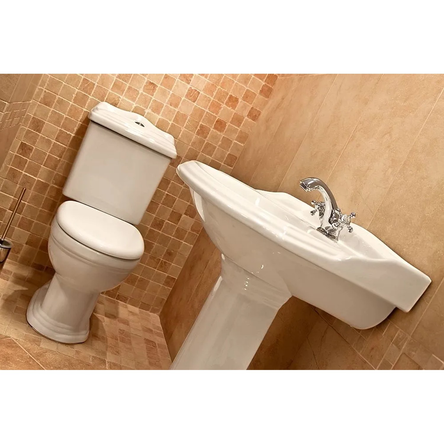 Weißes Kerra Retro Stand WC mit Softclosing Sitz und niedrigem Spülkasten in klassischem Vintage Design im Bad.