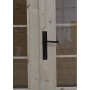 Detailaufnahme der Tür mit schwarzem Griff des Altanka Gartenhauses aus Holz.