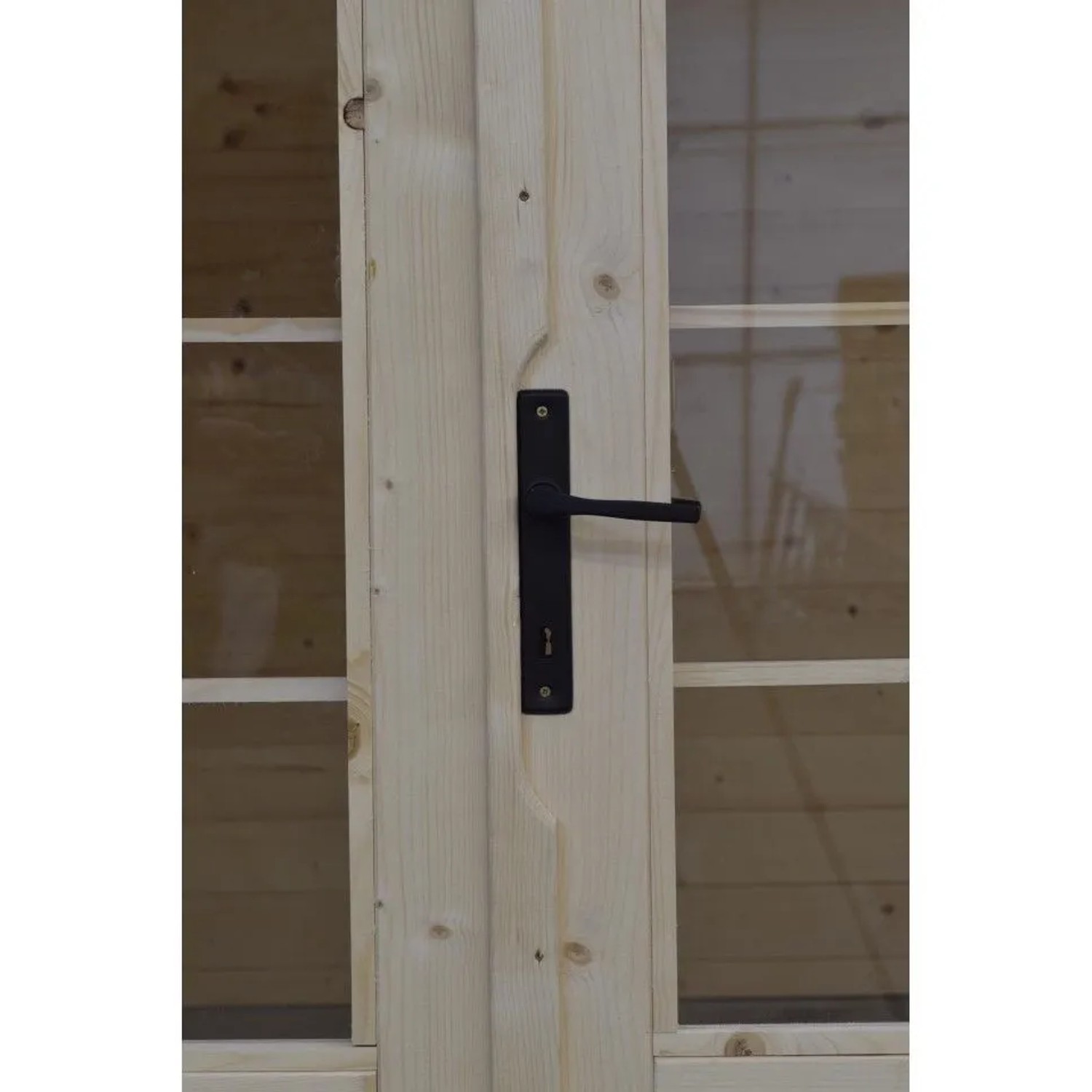 Detailaufnahme der Tür mit schwarzem Griff des Altanka Gartenhauses aus Holz.
