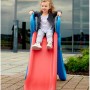 Kind rutscht auf der roten BIG Fun Slide Rutsche mit blauem Rahmen im Garten.