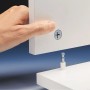 Detailaufnahme: Montage des weißen OPTIFIT Spülenunterschranks mit Exzenterverbinder.
