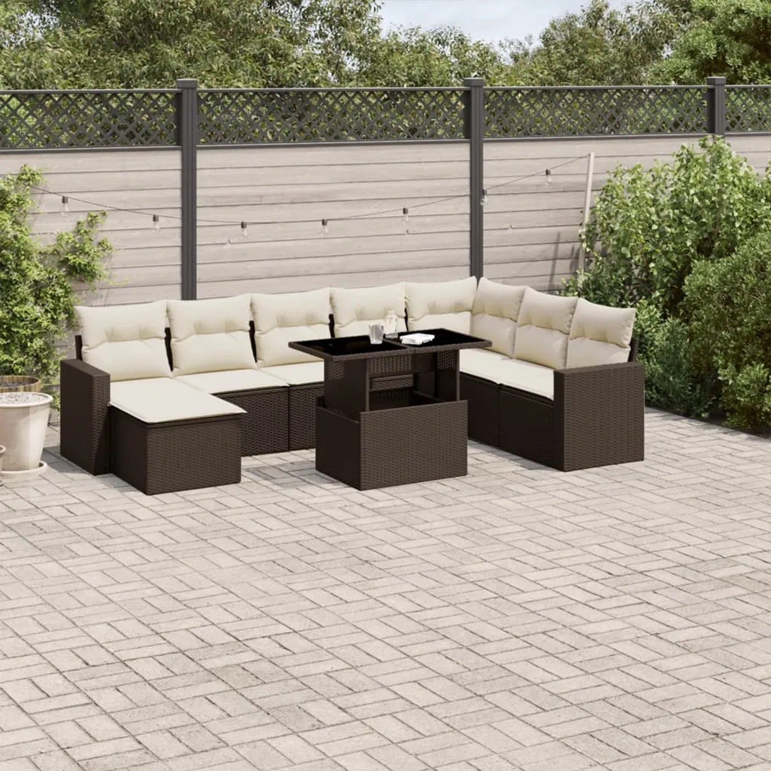 Braune 9-tlg. vidaXL Garten-Sofagarnitur aus Polyrattan mit cremeweißen Kissen und höhenverstellbarem Tisch.