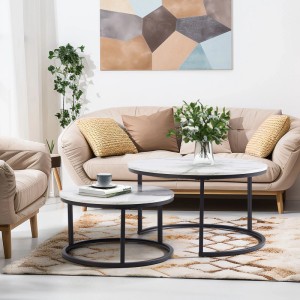 Zwei runde okwish Beistelltische mit weißer Marmoroptik und schwarzem Metallrahmen im Wohnzimmer. Verschachteltes Design.