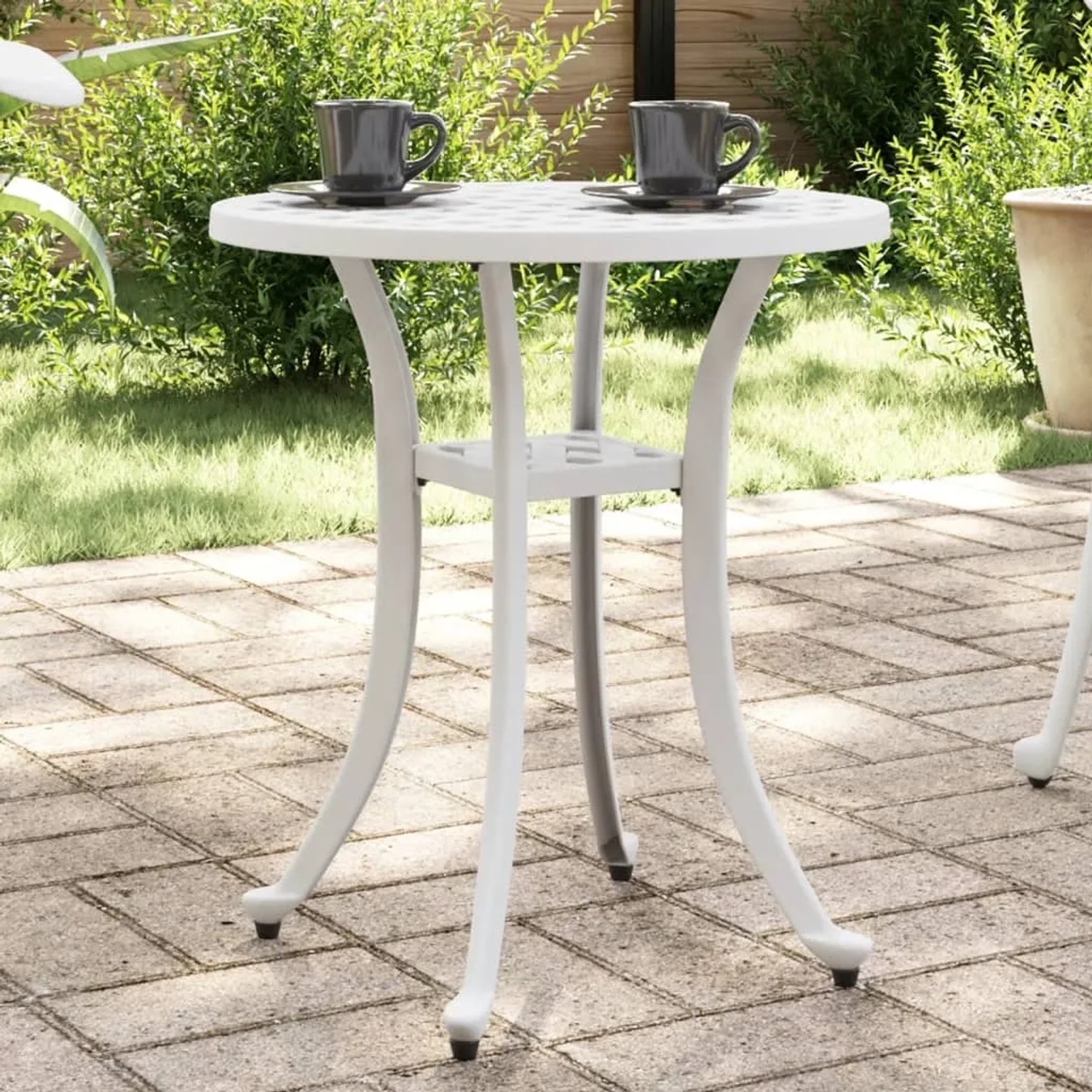 Weißer vidaXL Gartentisch aus Aluminiumguss, Ø48x53 cm, mit zwei Kaffeetassen auf der Tischplatte.