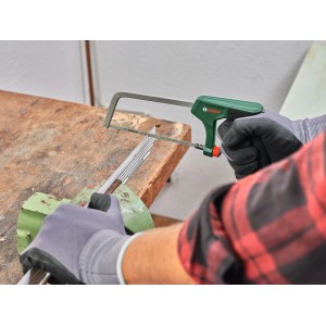 Bosch Bügelsäge mit 3 Sägeblättern (150mm) beim Sägen eines Metallstücks.